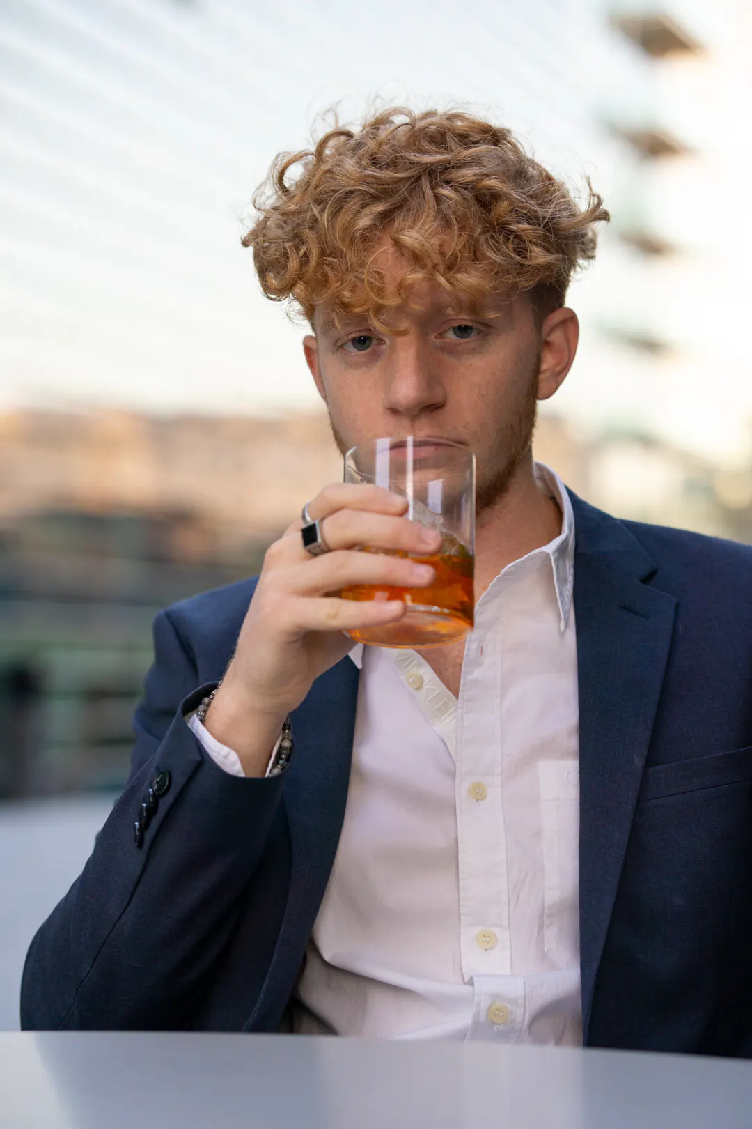 Profilo uomo con stile coerente e presenza visiva forte